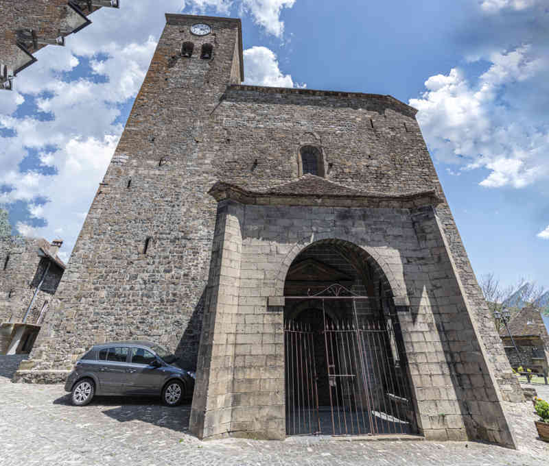 Huesca - Ansó 10 - iglesia parroquial de San Pedro de Ansó.jpg